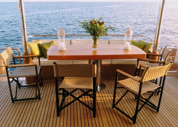 Stern table olive